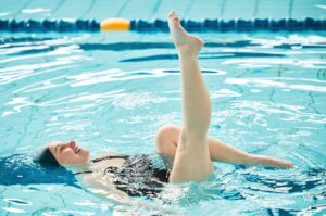 Rutina perfectă în bazin încălzire, exerciții cardio și revenire la calm